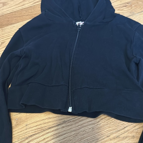 Tres Bien Crop Top hoodie in Black. - Picture 4 of 5